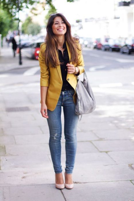 look jeans ajustados con blazer amarillo