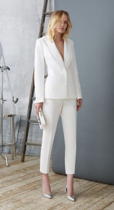 outfit en traje blanco mujer