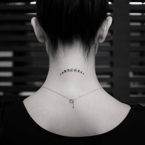 tatuaje fases de la luna cuello