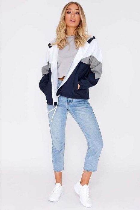 campera impermeable con jeans