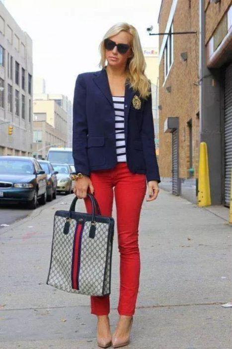 blazer azul con pantalon rojo