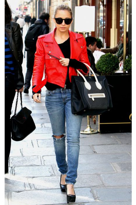 outfit con chaqueta roja