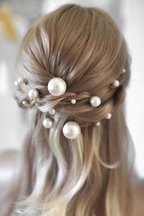peinados con perlas en el pelo