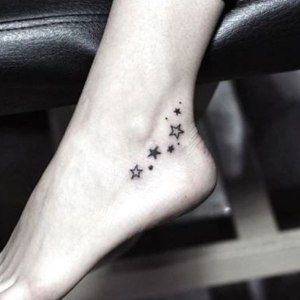 tatuaje estrellas pie