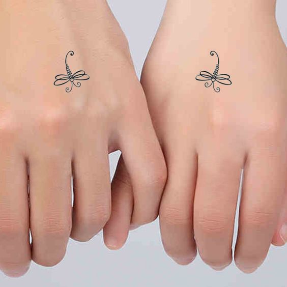 tatuajes de libelulas pequenas