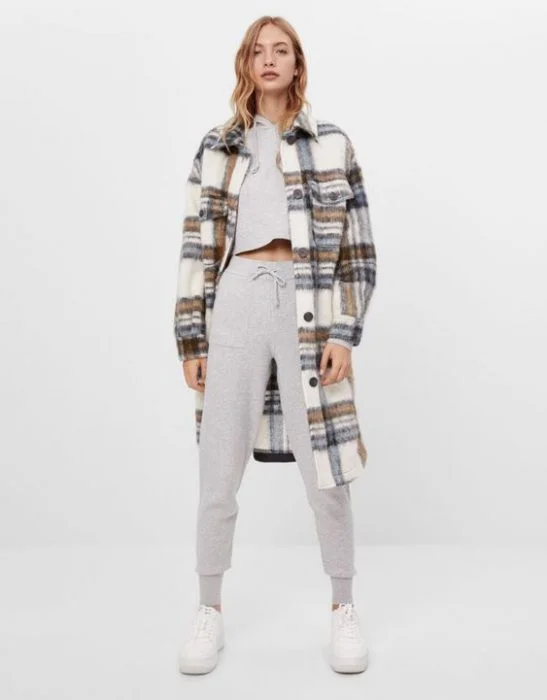 jogger con trench