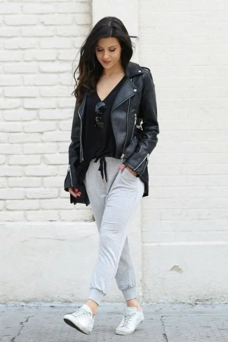 jogger gris y campera de cuero