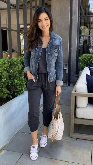 look basico con jogger y campera de jeans