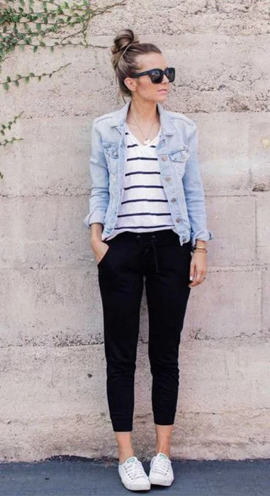 look casual con jogger y campera denim