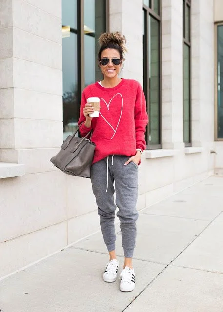 look informal con jogger y buzo