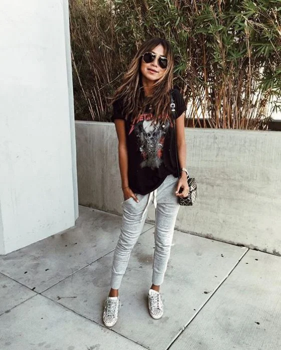 look urbano juvenil con jogger y remera rock