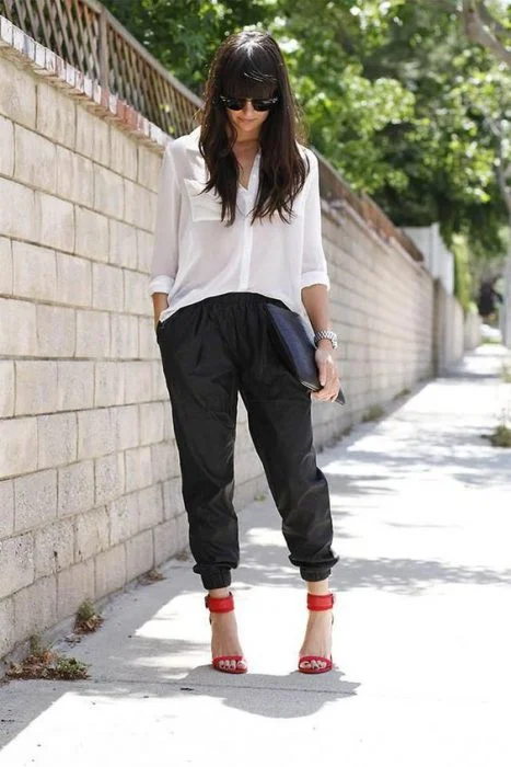 outfit con jogger y camisa