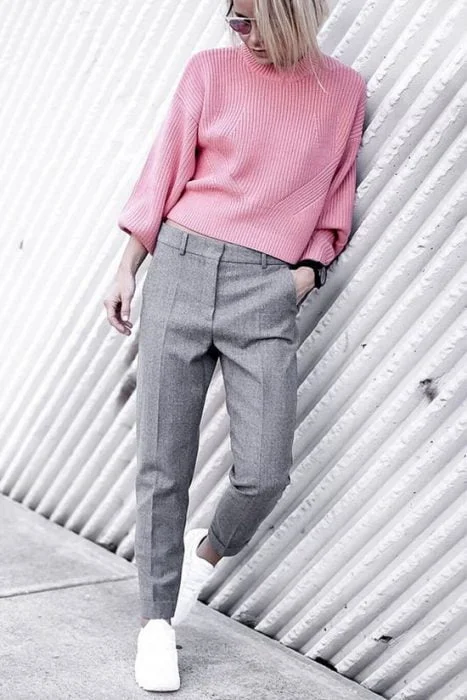 pantalon de vestir gris y sweater rosa