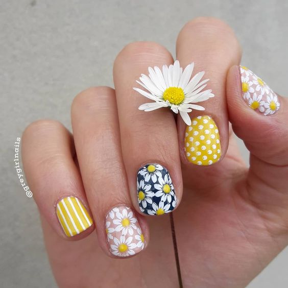 Diseños de uñas decoradas con flores 2021 - Muy Trendy