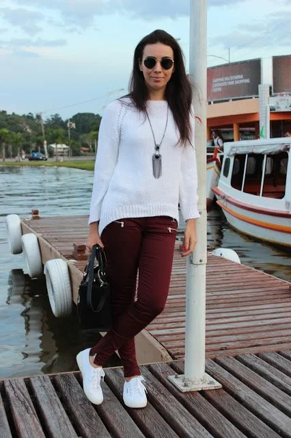 look informal con pantalon bordo