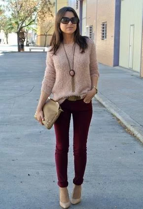 panalon bordo y sweater beige