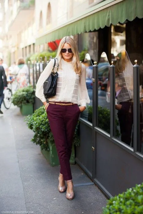 pantalon bordo con blusa blanca