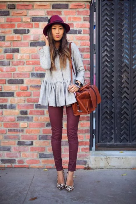 pantalon bordo con blusa gris