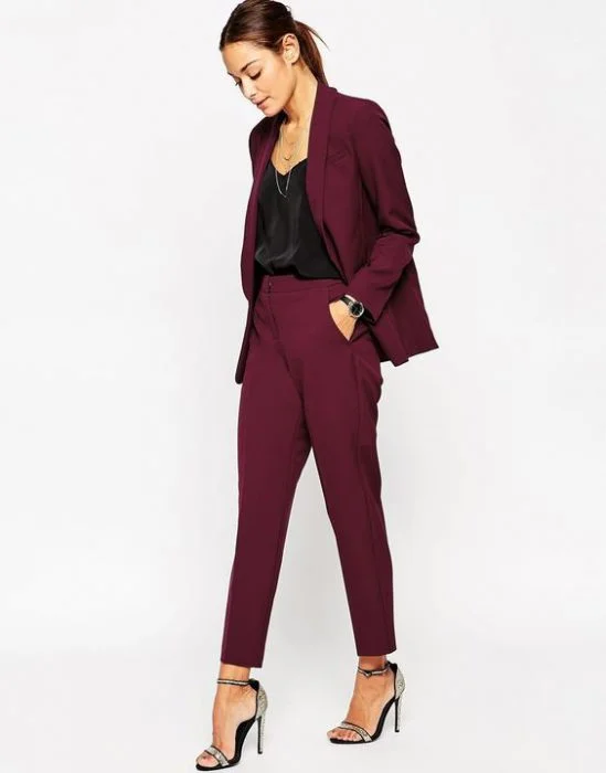 pantalon bordo con blusa negra
