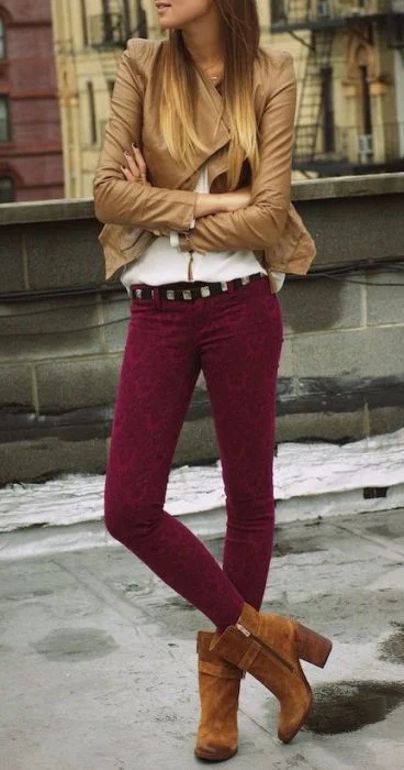 pantalon bordo con campera beige
