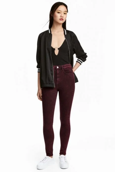 pantalon bordo con campera negra