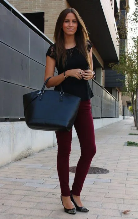 pantalon bordo con remera negra