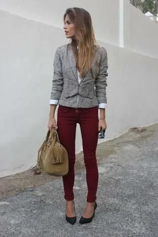 pantalon bordo y blazer gris