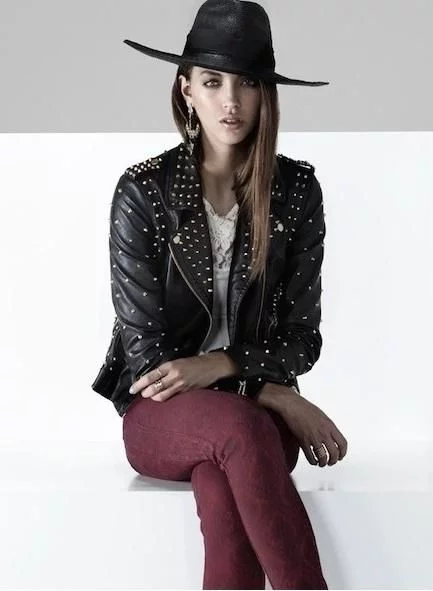 pantalon bordo y campera negra de cuero
