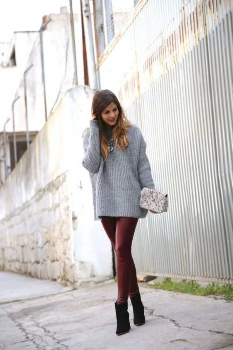 sweatter largo gris y pantalon de cuero bordo