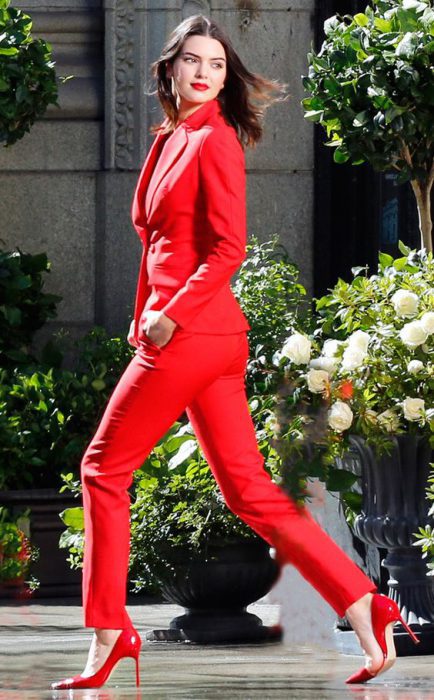 traje rojo mujer
