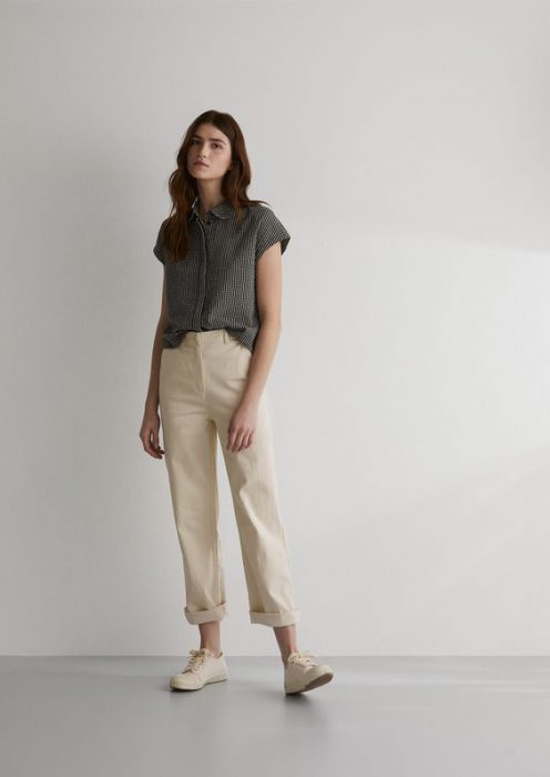 pantalon crema con camisa gris