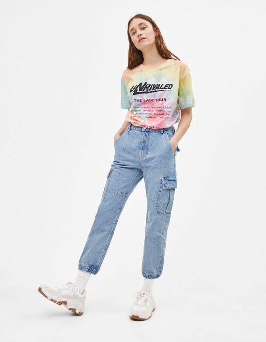 remera y pantalon cargo de jeans