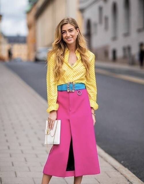 blusa amarilla y falda rosa