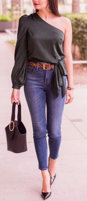 outfit con blusa gris y jeans