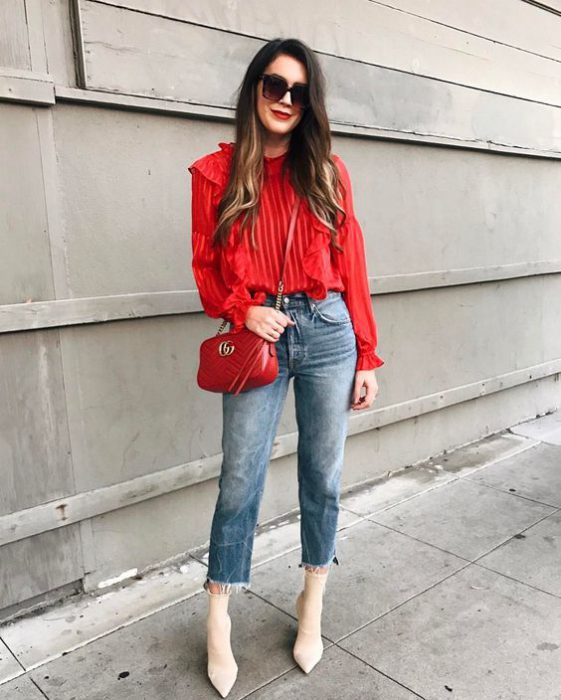 blusa roja mangas largas y jeans