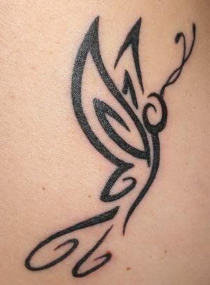 tatuaje para mujer con mariposa tribal