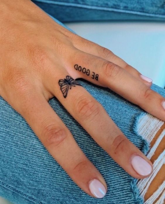 Tatuaje del dedo para mujer mariposa