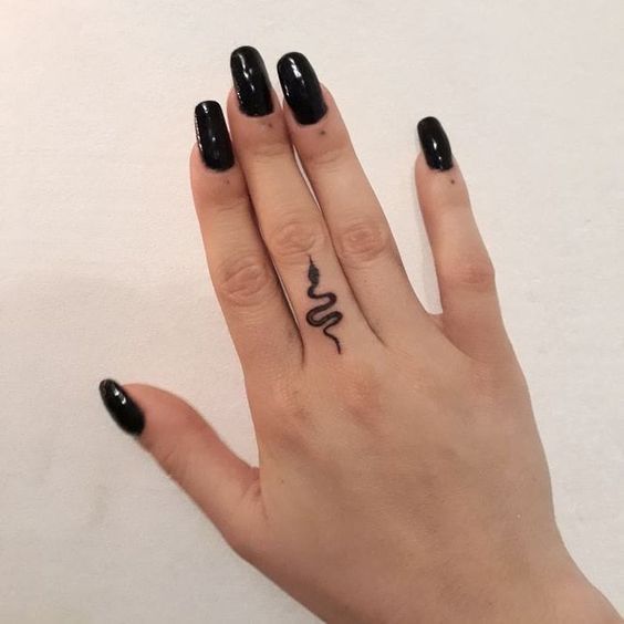 Tatuaje del dedo para mujer serpiente