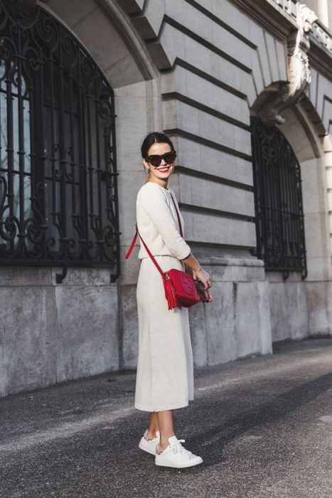 Outfits con cartera o bolso rojo para mujer 2023 - Muy Trendy