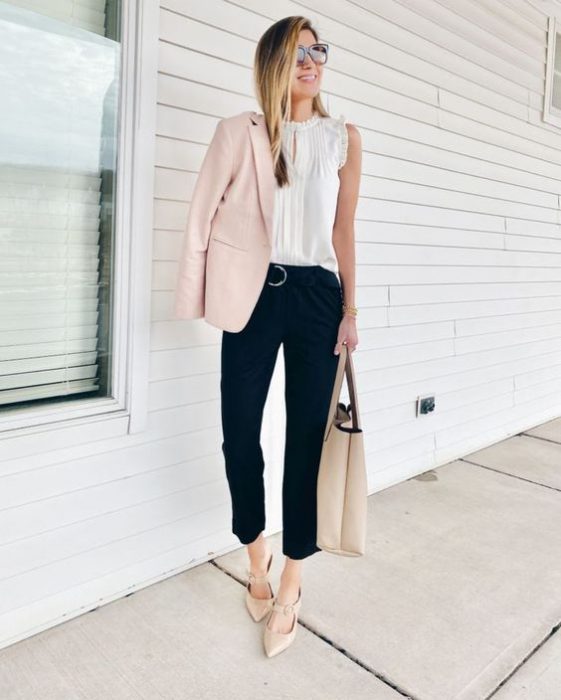 pantalon de vestir negro y blazer rosa