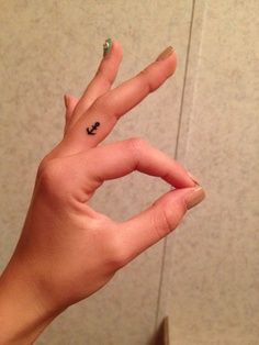 tatuaje pequeno en dedo de ancla
