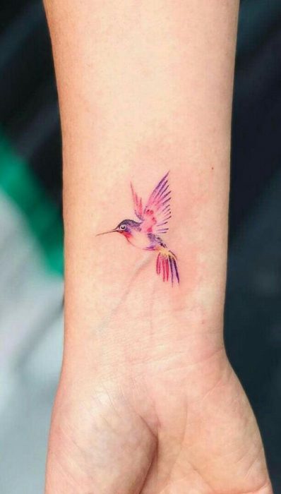 tatuaje colibri muneca