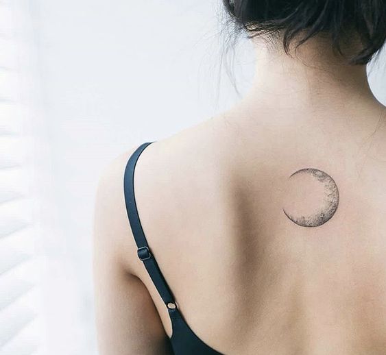 tatuaje luna creciente espalda
