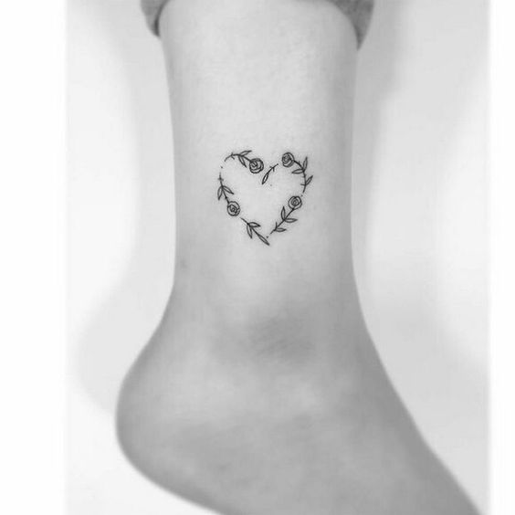 tatuaje corazon de rosas tobillo