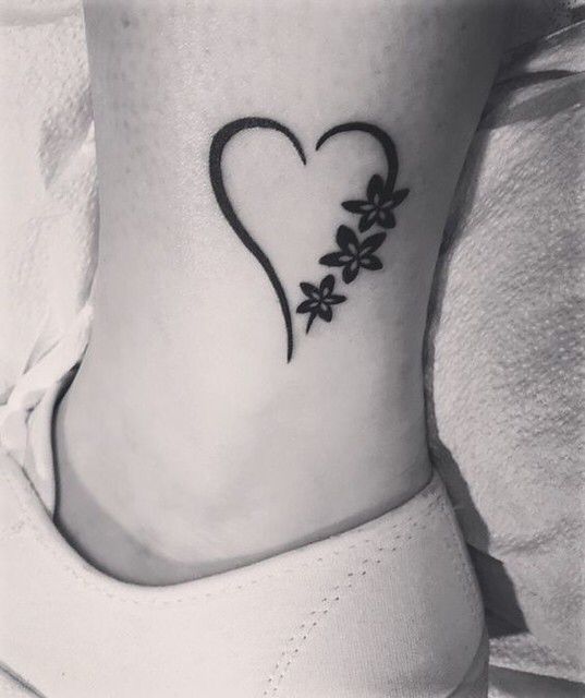 tatuaje corazon y flores tobillo