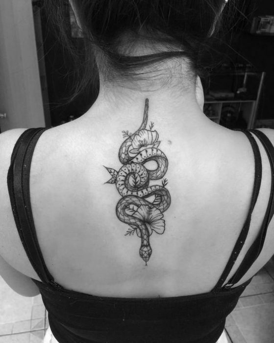 tatoo serpiente espalda
