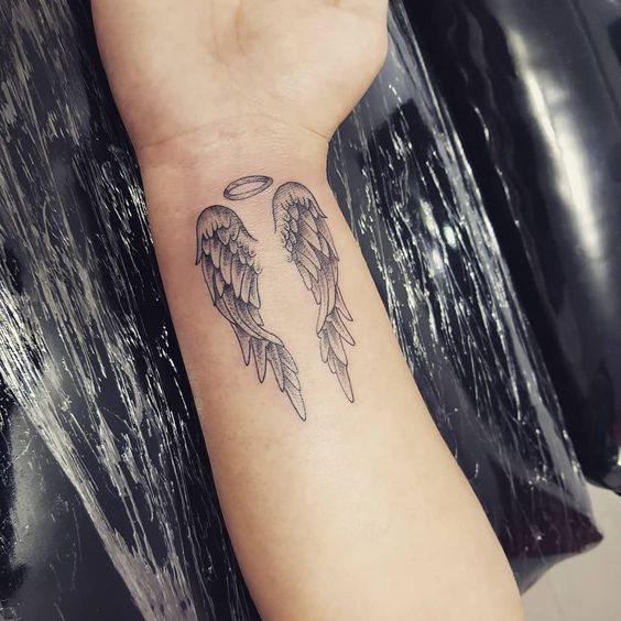 tatuaje alas de angel muneca