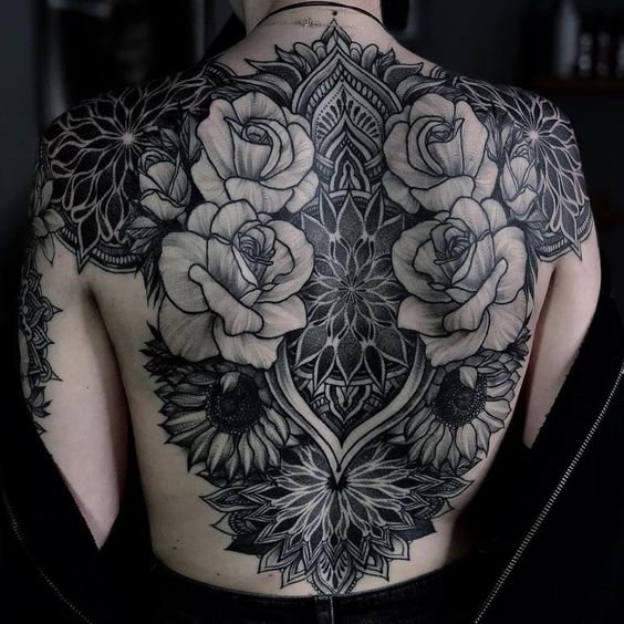 tatuaje espalda y hombros mujer