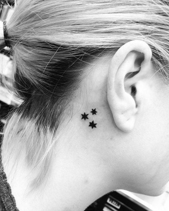 tatuaje estrellas oreja