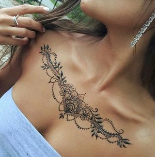 tatuaje henna pecho